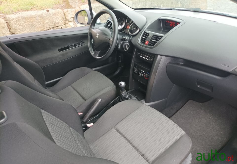 2010' Peugeot 207 photo #2