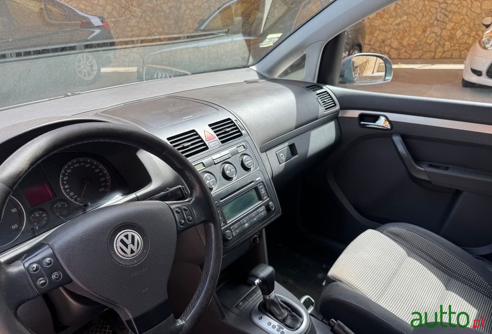 2005' Volkswagen Touran photo #6