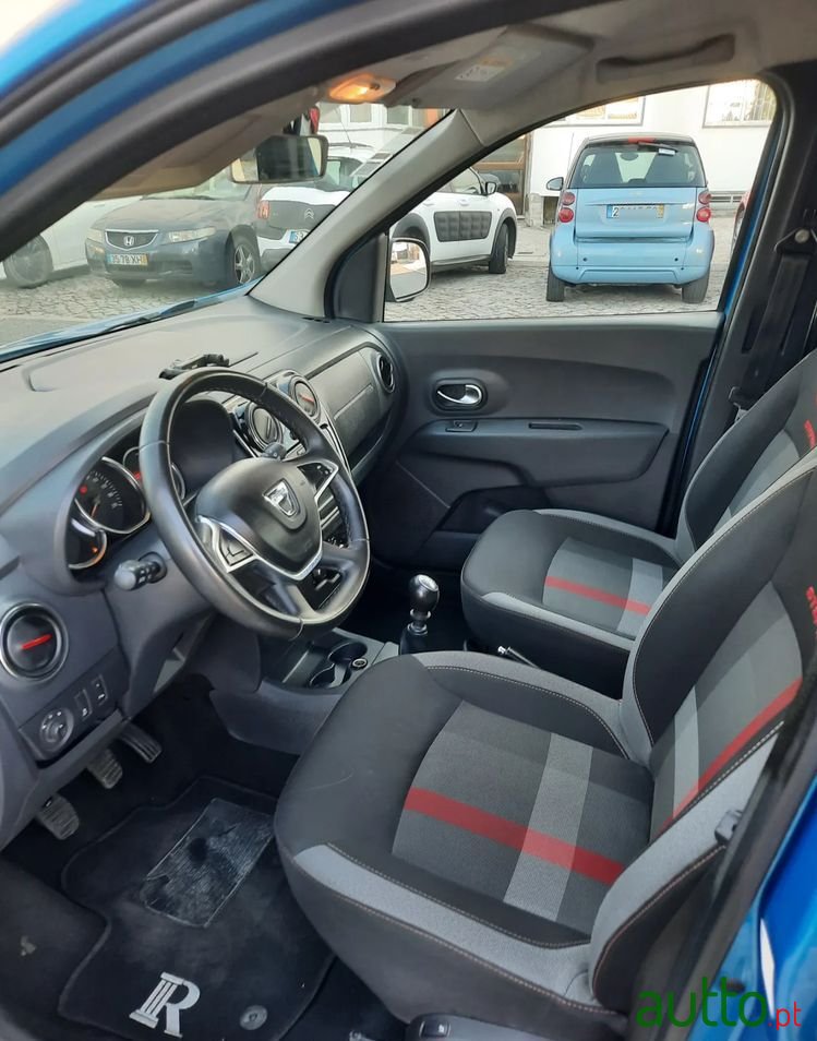 2020' Dacia Lodgy Stepway photo #5
