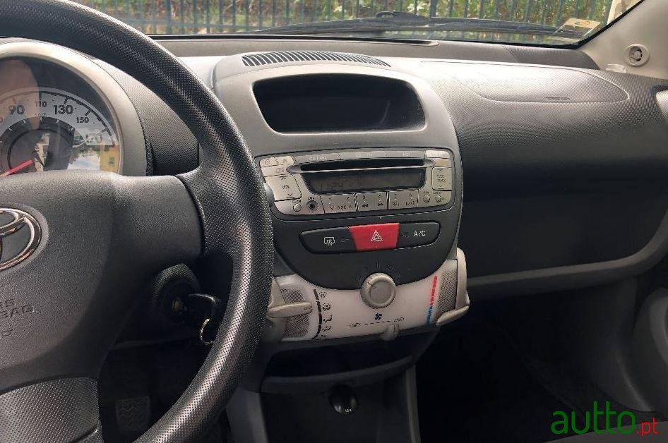 2006' Toyota Aygo photo #2