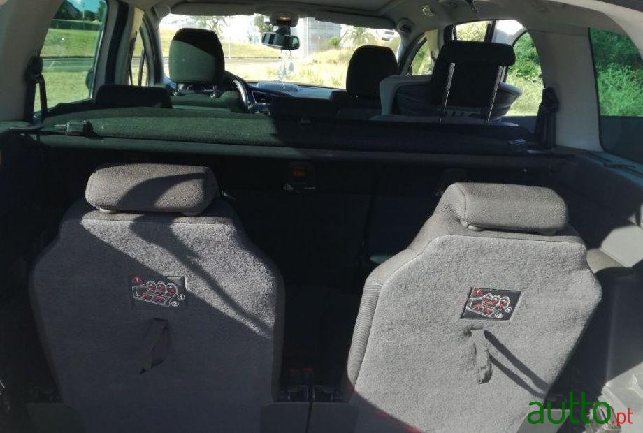 2010' Peugeot 5008 photo #3