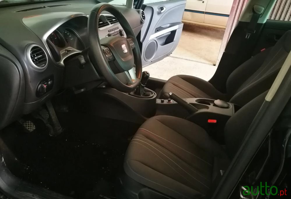 2011' SEAT Leon photo #6