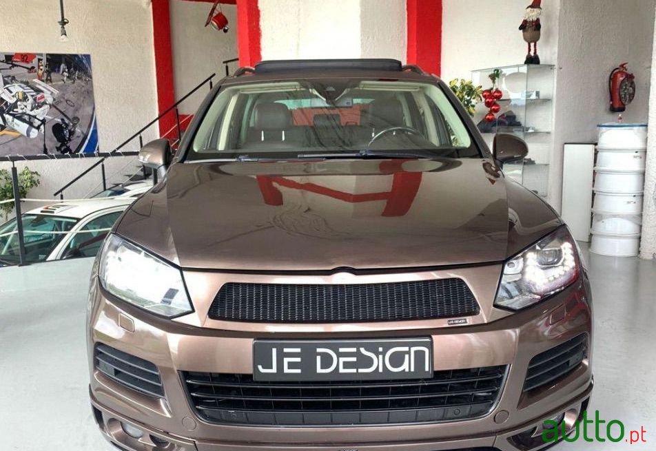 2013' Volkswagen Touareg photo #1