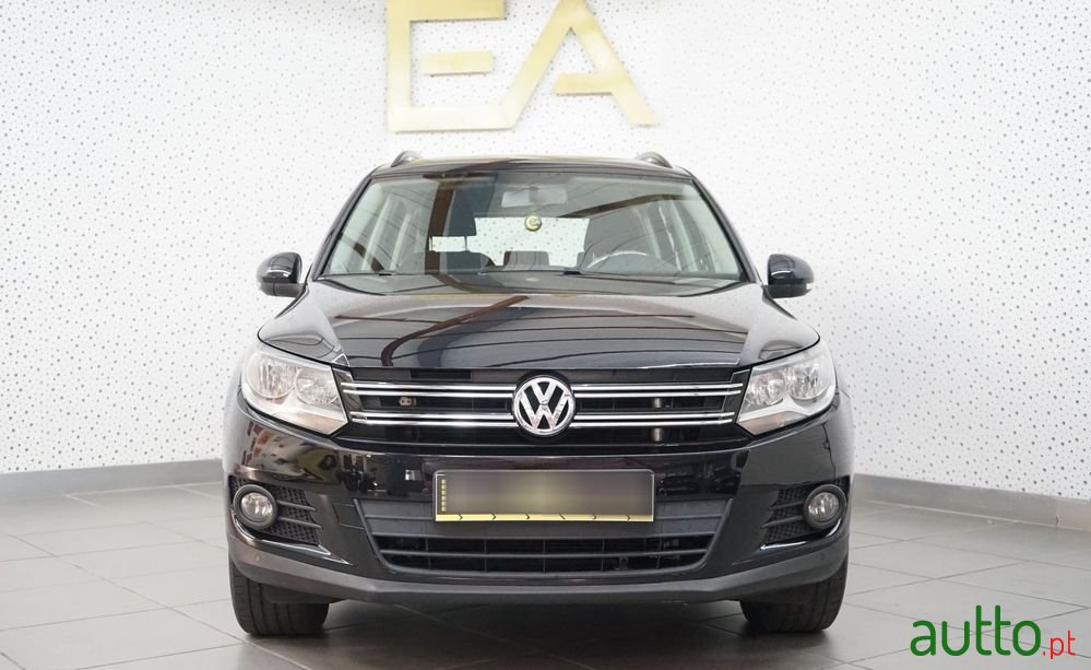 2011' Volkswagen Tiguan photo #2