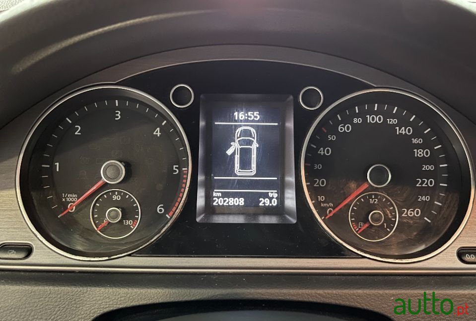 2011' Volkswagen Passat photo #5