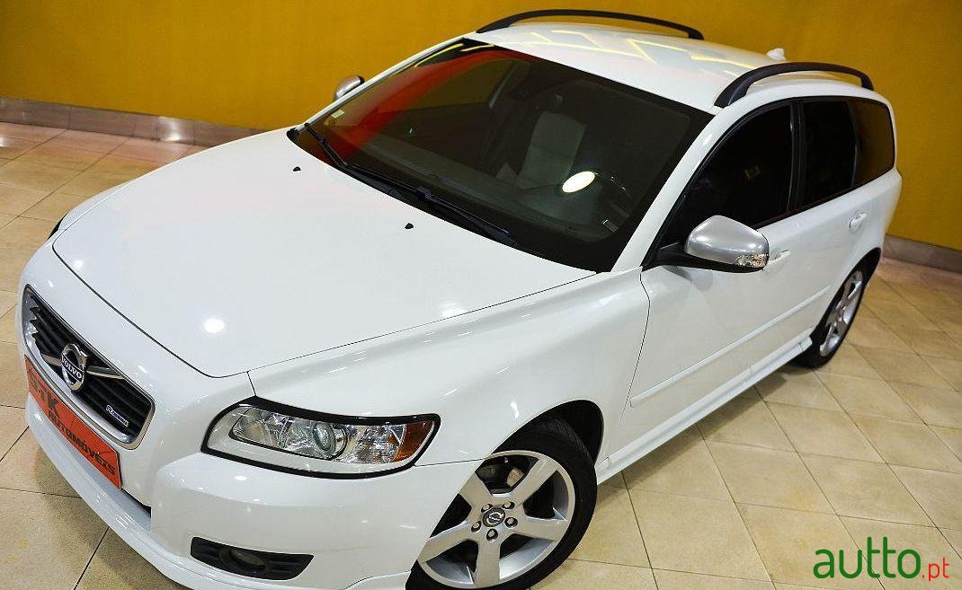 2011' Volvo V50 R-Design photo #1