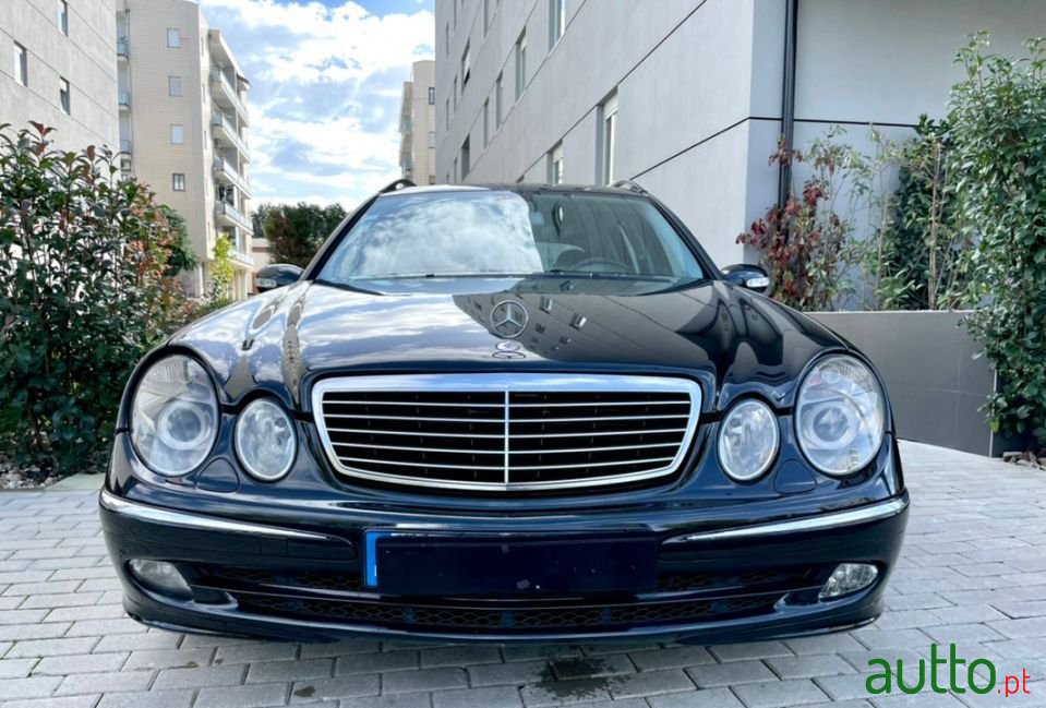 2004' Mercedes-Benz E-220 photo #2