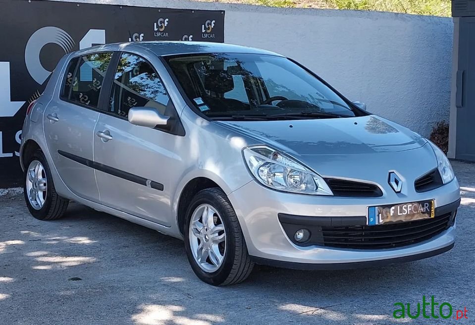 2008' Renault Clio photo #2
