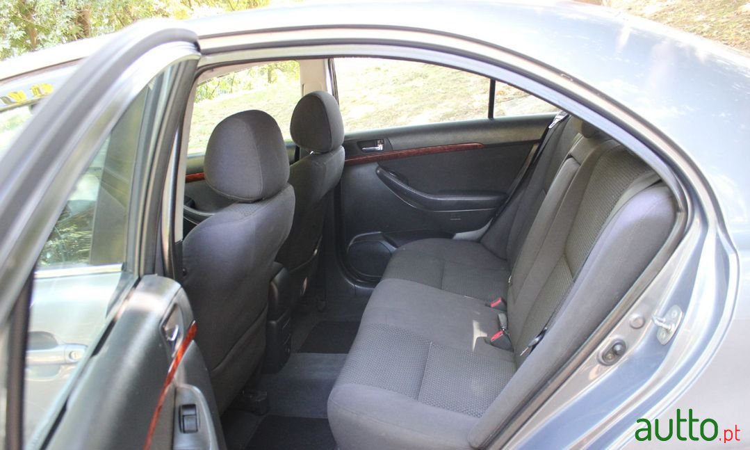 2003' Toyota Avensis photo #5