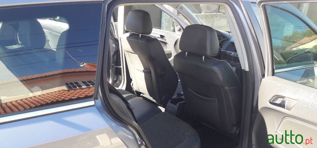 2005' Opel Astra Caravan photo #2