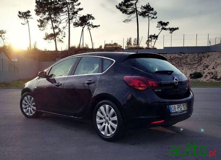 2011' Opel Astra photo #1
