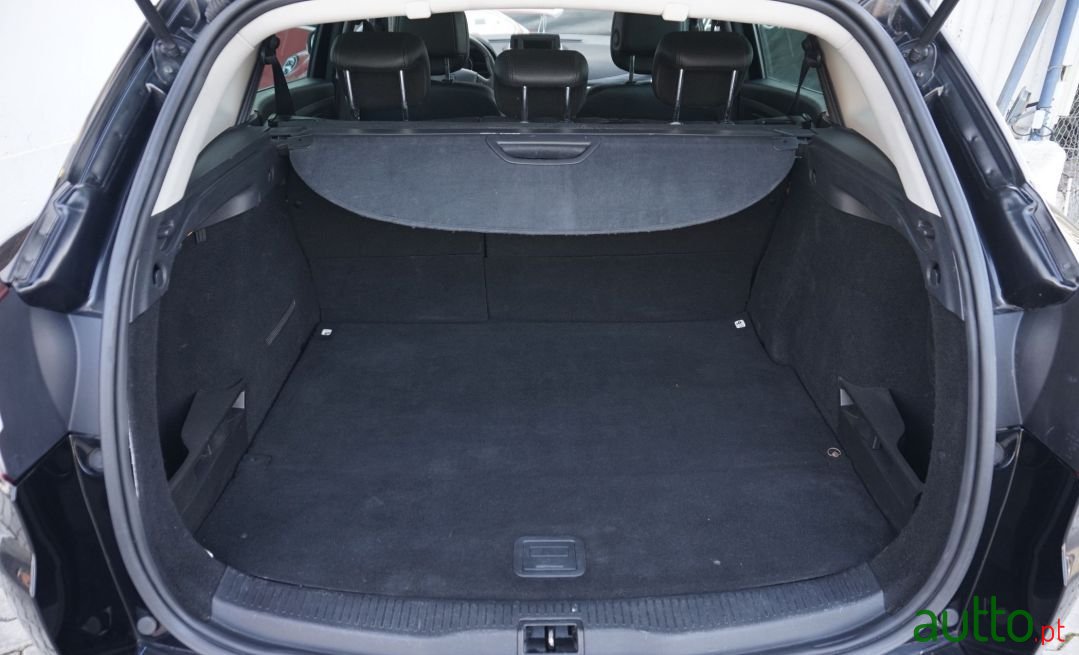 2011' Renault Megane Sport Tourer photo #3