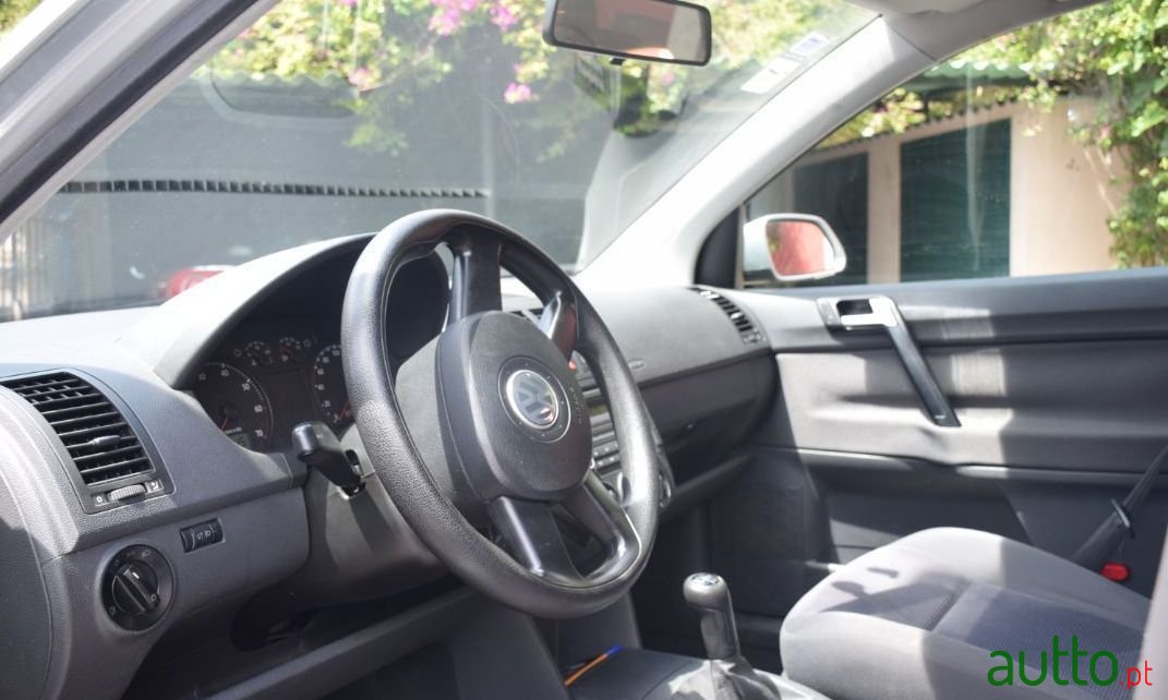 2005' Volkswagen Polo photo #5