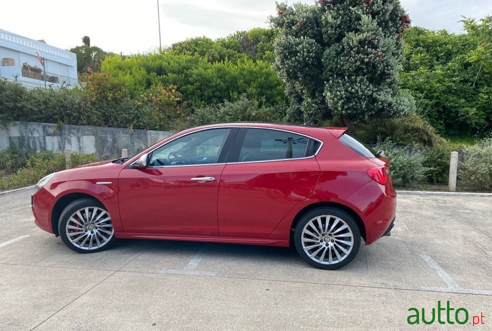 2011' Alfa Romeo Giulietta photo #3