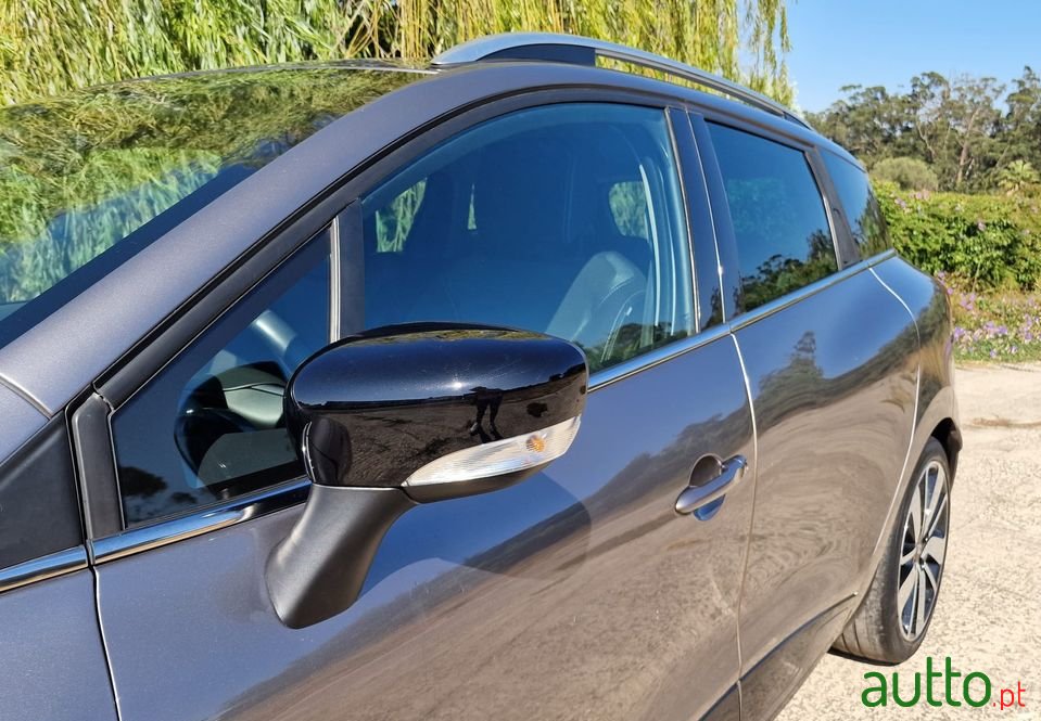 2015' Renault Clio Sport Tourer photo #5