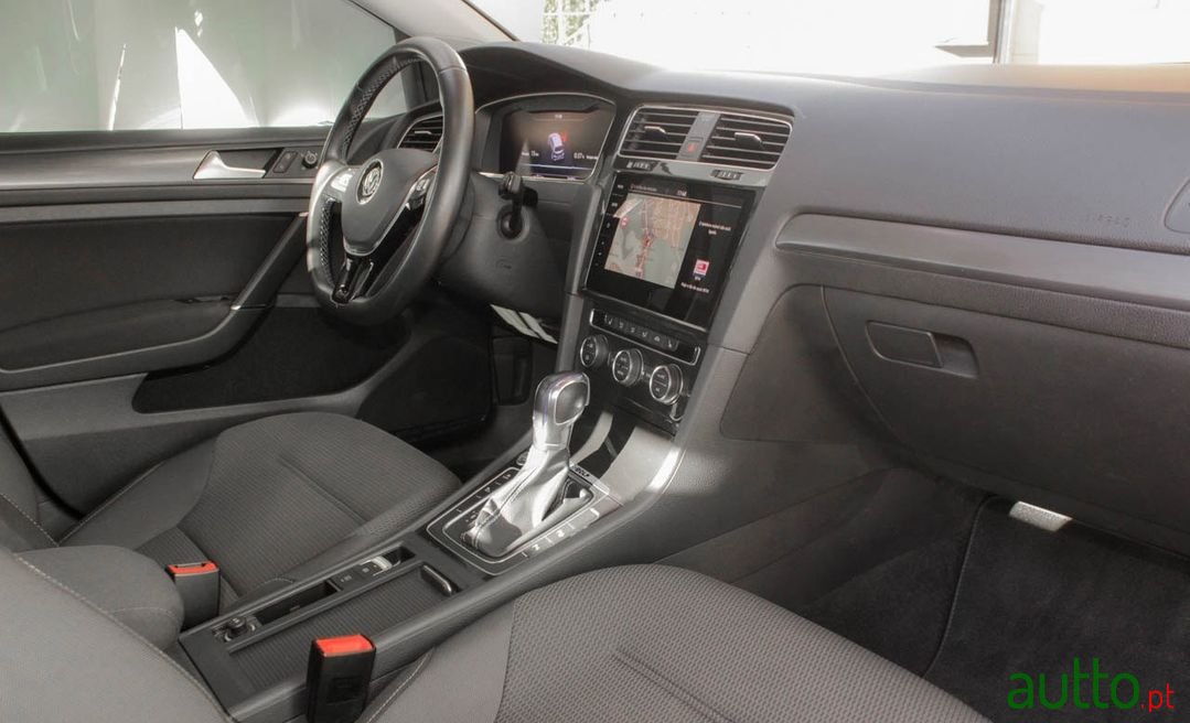 2019' Volkswagen E-Golf photo #6