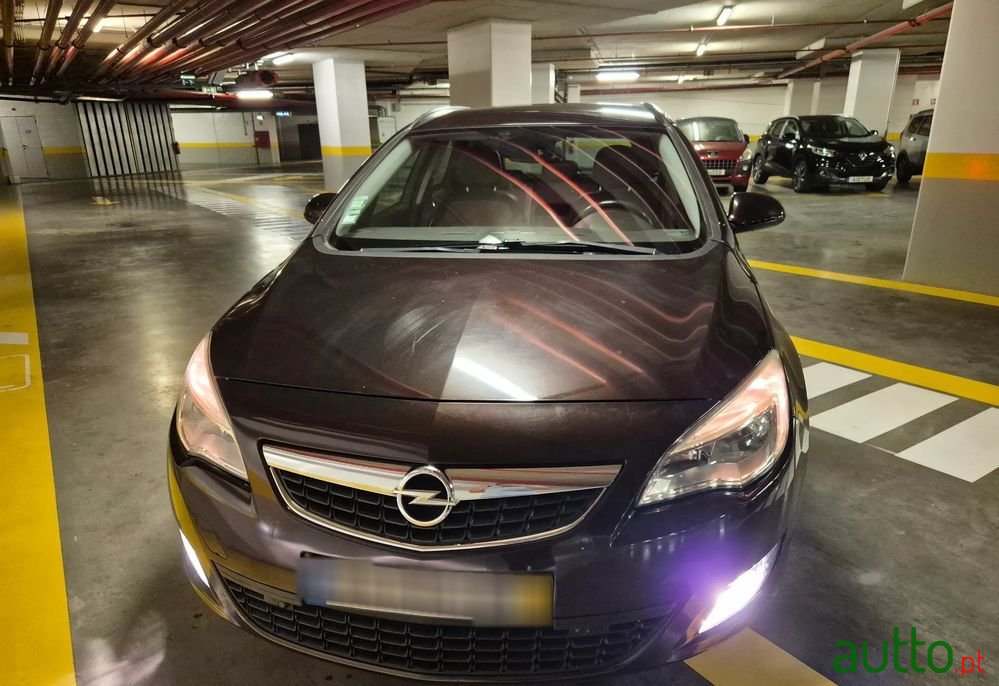 2011' Opel Astra Sports Tourer photo #6