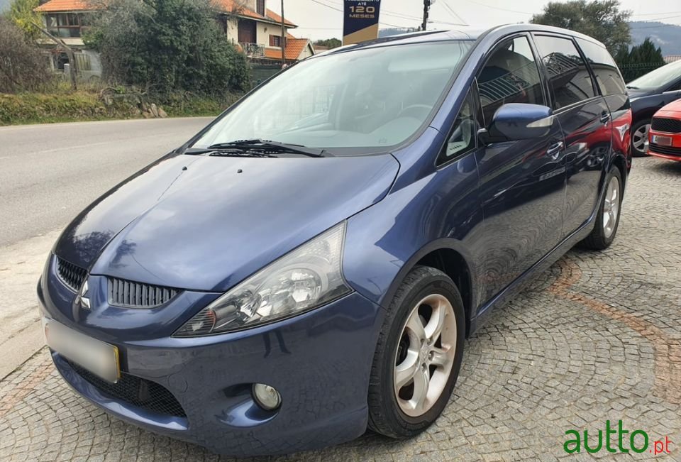 2006' Mitsubishi Grandis photo #1