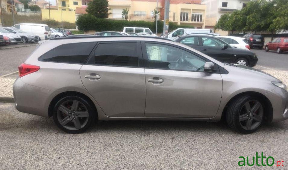 2014' Toyota Auris Touring Sports photo #1