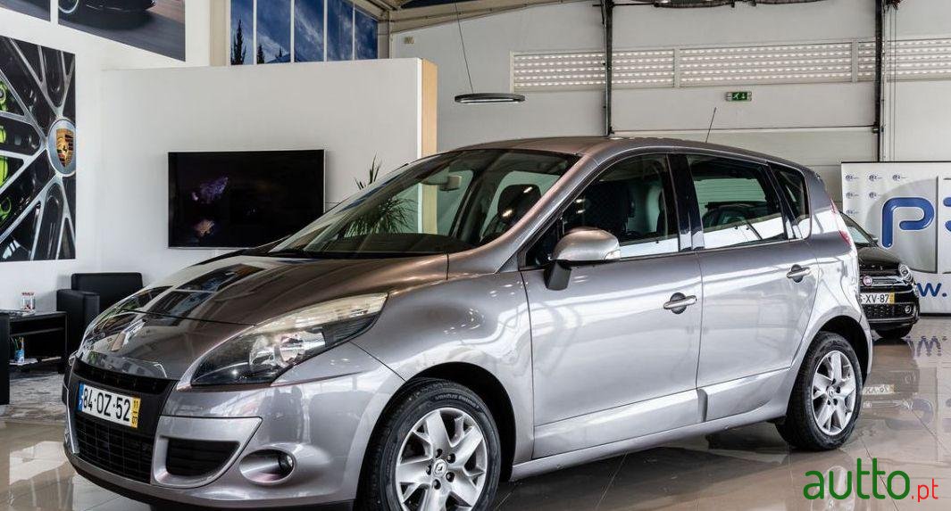2011' Renault Scenic photo #1