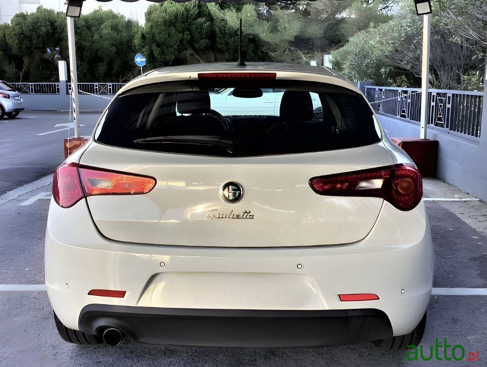 2014' Alfa Romeo Giulietta photo #2