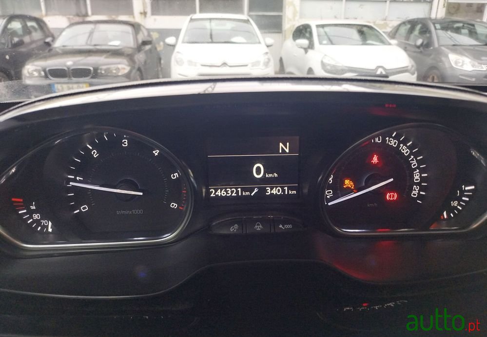 2015' Peugeot 2008 1.6 E-Hdi Allure photo #6