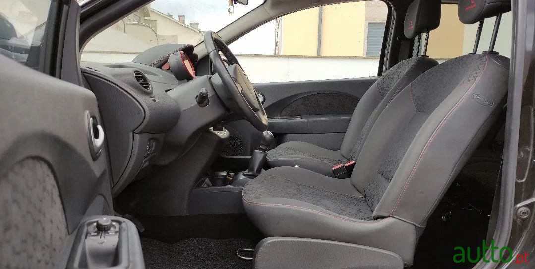 2011' Renault Twingo photo #5