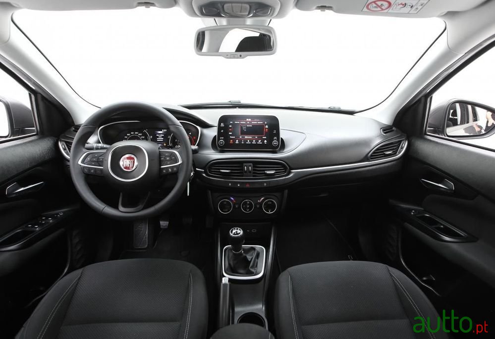 2020' Fiat Tipo Station Wagon photo #6