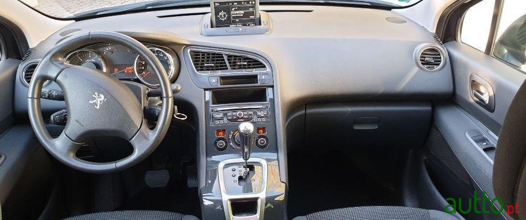 2015' Peugeot 5008 photo #5