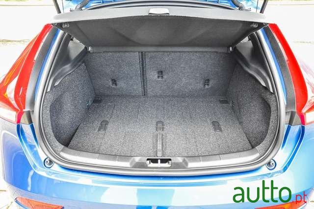 2019' Volvo V40 T3 Geartronic RDesign photo #5