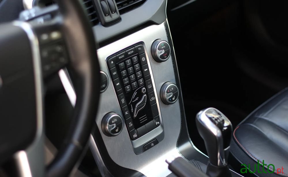 2015' Volvo V40 D4 Ocean Race photo #6