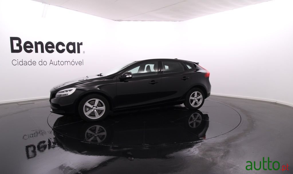 2018' Volvo V40 photo #2