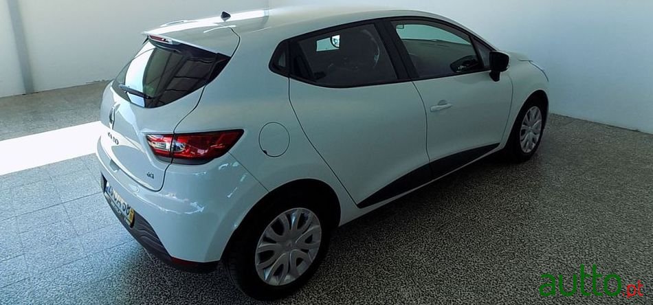 2013' Renault Clio photo #2