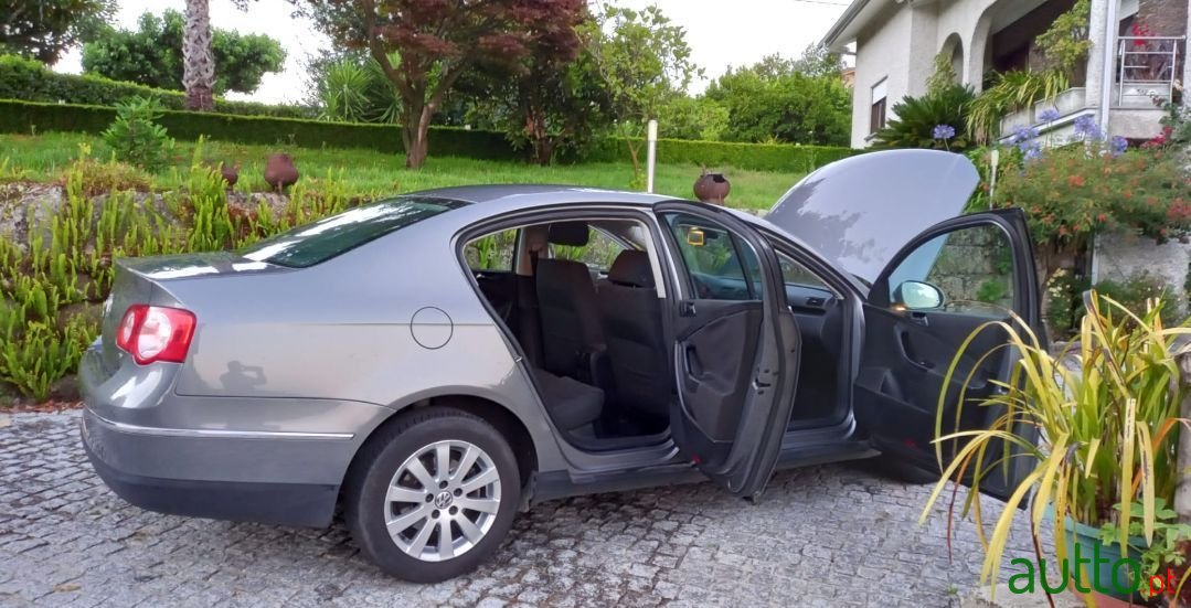 2006' Volkswagen Passat photo #5