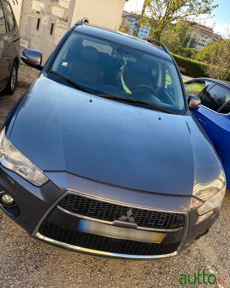 2010' Mitsubishi Outlander photo #2