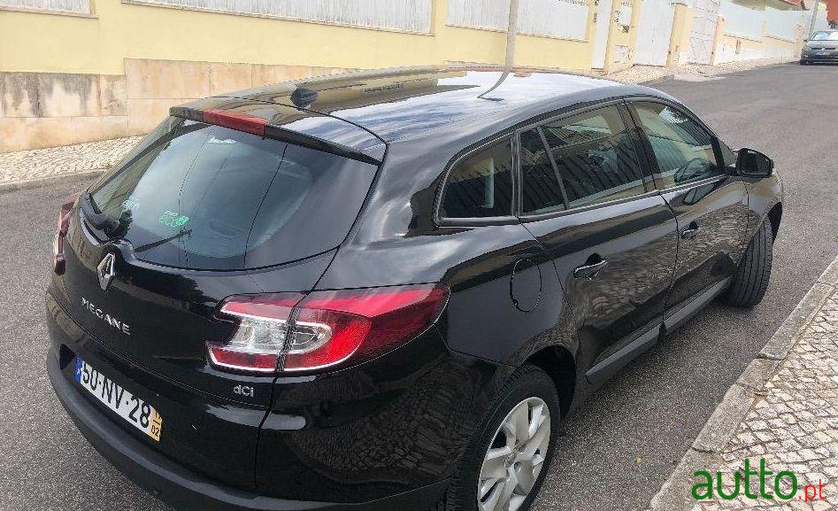 2011' Renault Megane Sport Tourer photo #4