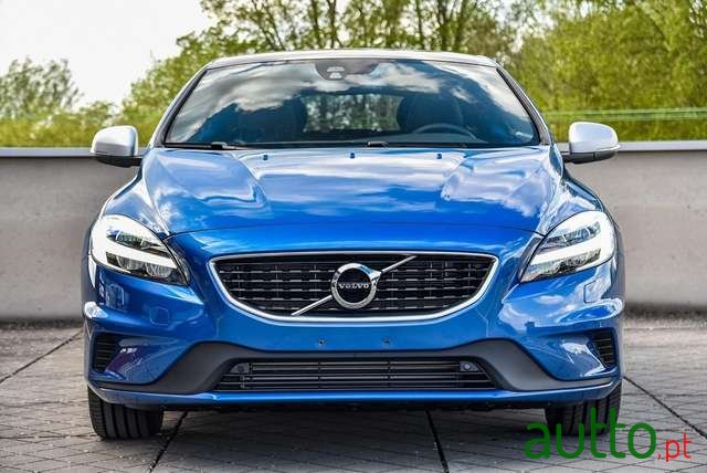 2019' Volvo V40 T3 Geartronic RDesign photo #1