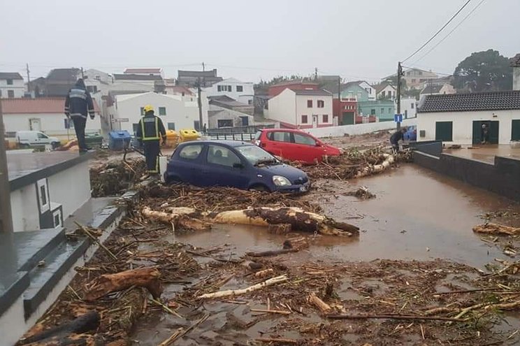 Mau tempo causa inundações e deslizamentos de terras em São Miguel