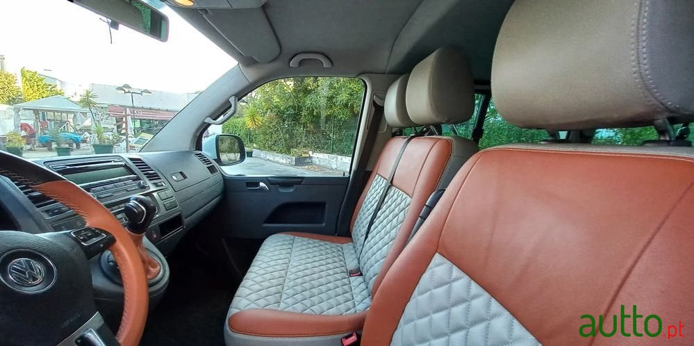 2015' Volkswagen Caravelle photo #2