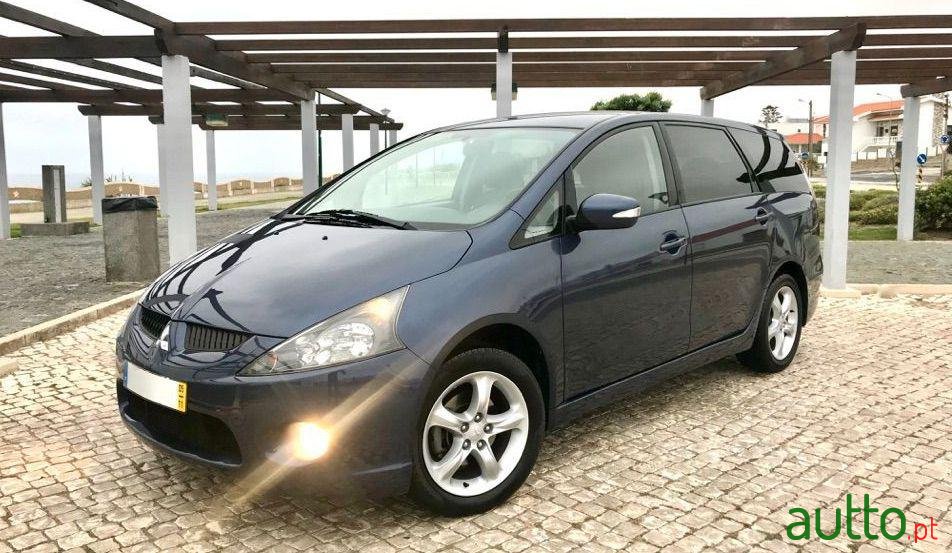 2005' Mitsubishi Grandis photo #3