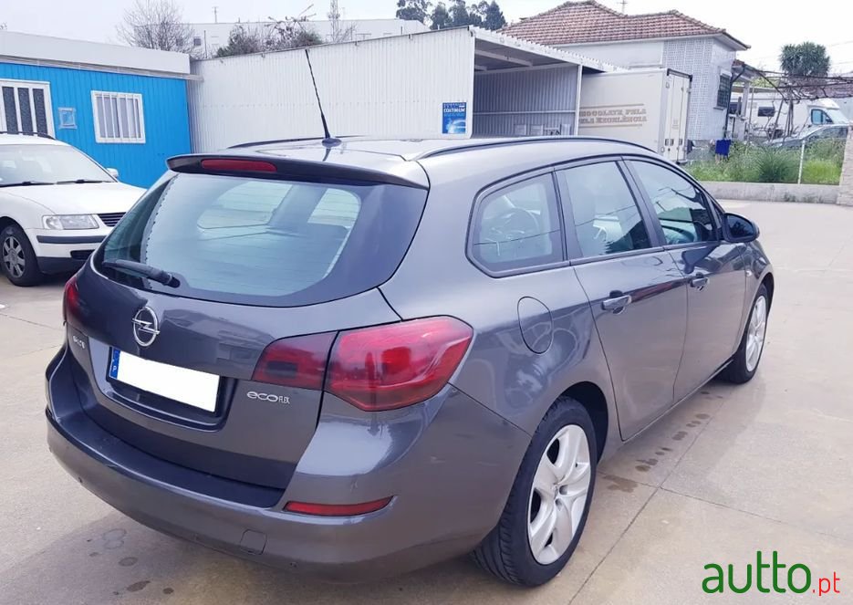 2012' Opel Astra Sports Tourer photo #5