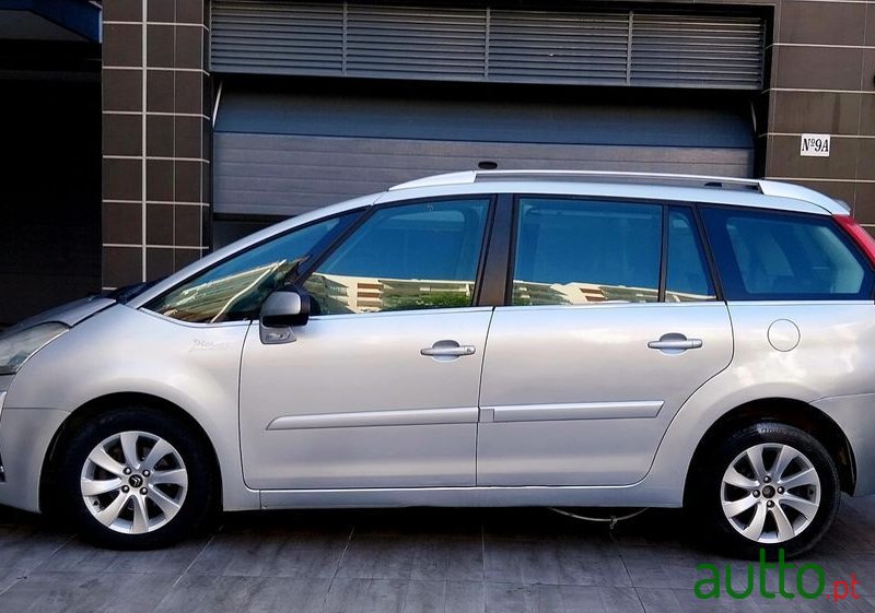 2012' Citroen C4 Grand Picasso photo #2