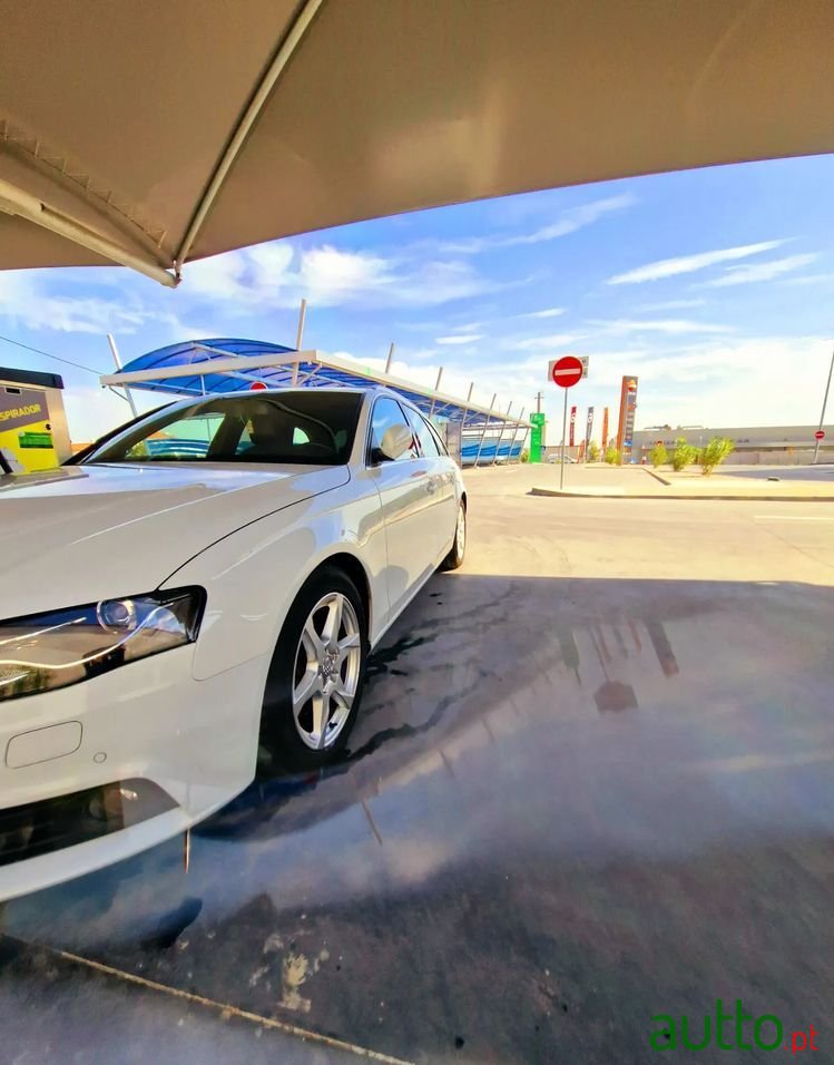 2011' Audi A4 Avant photo #3