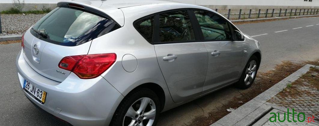 2010' Opel Astra photo #2