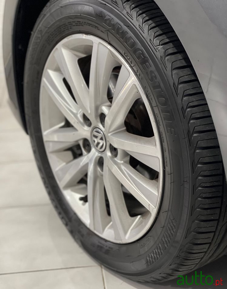 2014' Volkswagen Polo photo #3