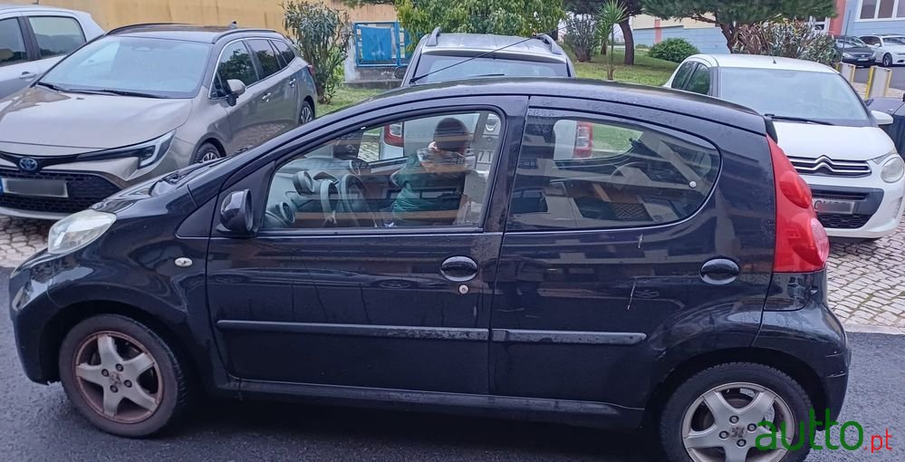 2010' Peugeot 107 1.0 Black&Silver photo #2