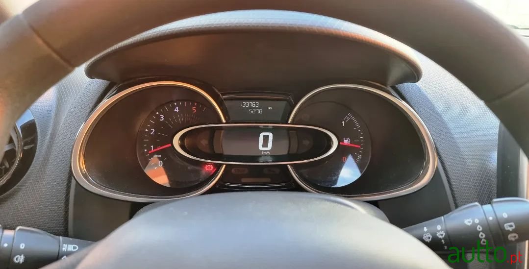 2017' Renault Clio Sport Tourer photo #3