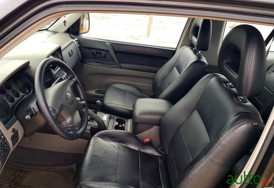 2004' Mitsubishi Pajero photo #5
