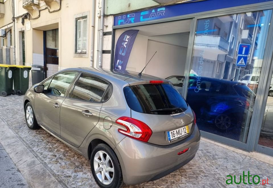 2012' Peugeot 208 photo #4