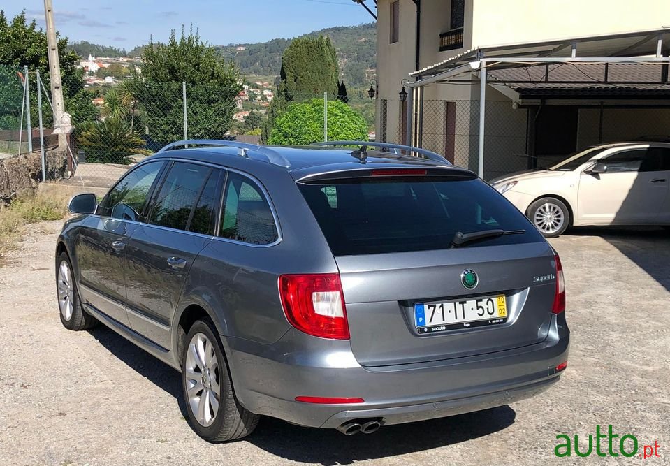 2010' Skoda Superb Break photo #3